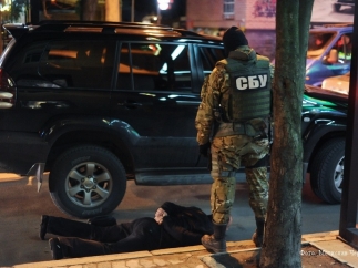 Мужчину "упаковал" отряд Альфа. Фото: пресс-служба СБУ.