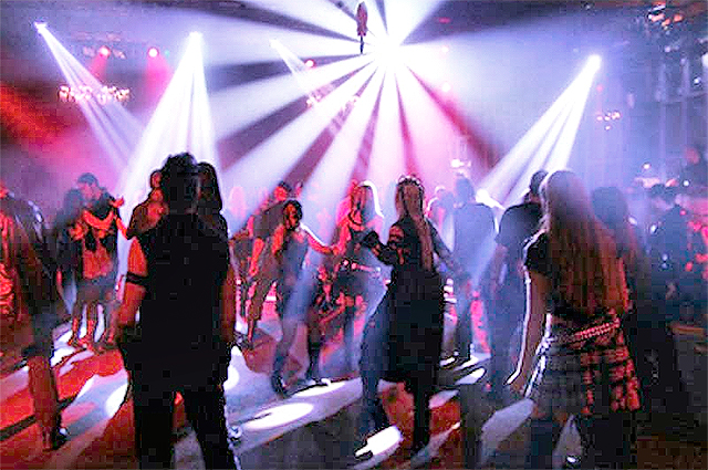 Народ буянит, хорошо приняв на грудь. Фото: nightclub.simf.com.ua.