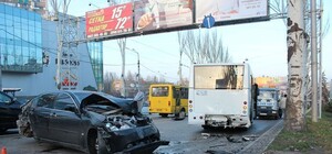 В Донецке Infinity врезался в дерево и затормозил об маршрутку с людьми