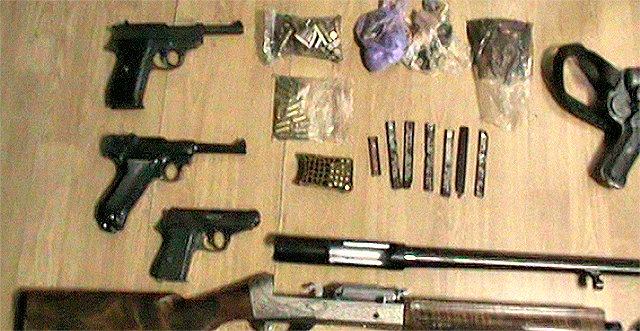 При обыске у преступников обнаружили оружие и монеты. Фото с сайта mvs.gov.ua.