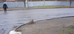 На месте вчерашнего расстрела инкассаторов лужа крови