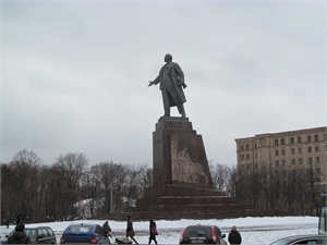 Ленина в Харькове охраняют заодно с елкой. Фото Елены Павленко.