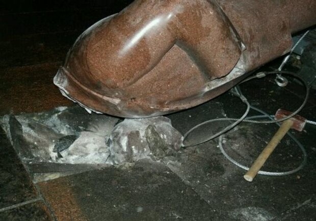 Вандалы снесли памятник вчера вечером. Фото со страницы Олександр Аронець, Twitter. 