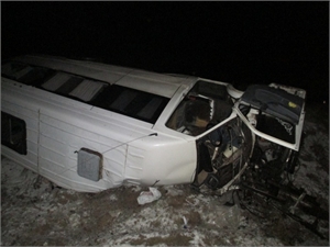 От столкновения с двумя машинами автобус оказался на обочине, упав на бок. Фото Госавтоинспекции УМВД в Полтавской области. 