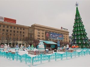 Праздничный городок в центре официально откроется 21 декабря. Фото с сайта горсовета.