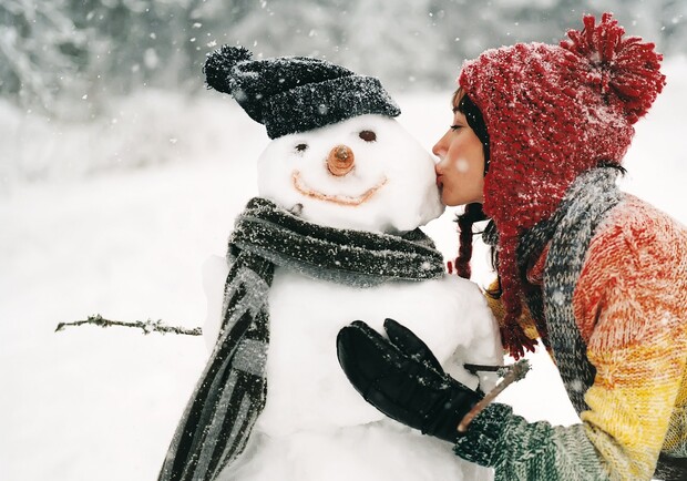 Фото с сайта <a href=http://freehdwalls.net/brunette-girl-kiss-snowman-winter-snowfall-hd-wallpaper/> freehdwalls.net </a>