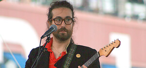 Сын Джона Леннона постит в интернете фото с киевского Майдана