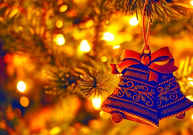 Фото с сайта <a href=http://freehdwalls.net/christmas-tree-decorations-bells-holiday-new-year-hd-wallpaper> freehdwalls.net </a>