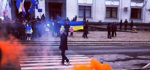 Возле обладминистрации взорвали оранжевые дымовые шашки