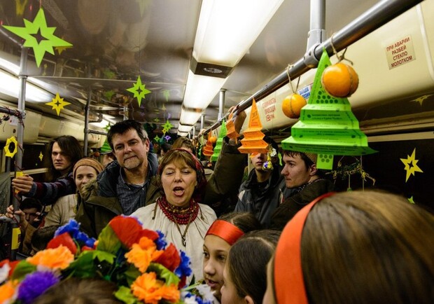 Пассажиры арт-трамвая смогут послушать и попеть колядки. Фото Евгении Молчановой.