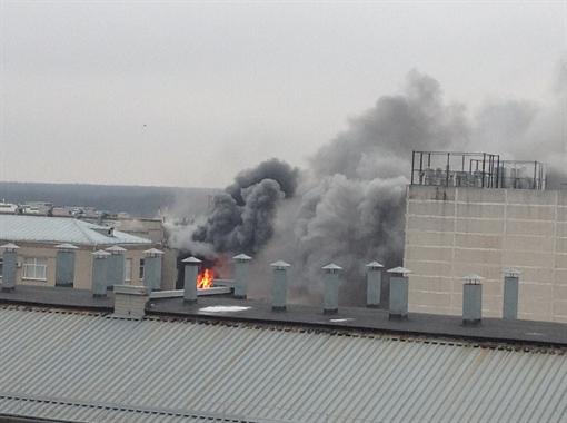 Вначале пламя охватило четвертый этаж здания, а потом перекинулось и на пятый.. Фото Юлии Ромашевской.
