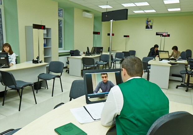 Сотрудник центра дает консультацию по интернету. Фото с сайта горсовета.