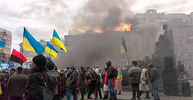 Евромайдан "задымил". Фото со страниц пользователей facebook.com.