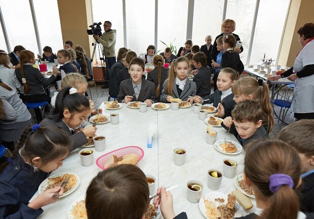 Дети питаются горячей пищей. Фото с сайта горсовета.