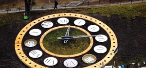 Фотофакт: неизвестные разбили цветочные часы на Майдане