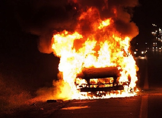 Пламя с горевшего авто перебросилось на Сhevrolet. Фото с сайта mhealth.ru.