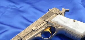 Гравировка на память: подарок ювелирной работы и кропотливый труд