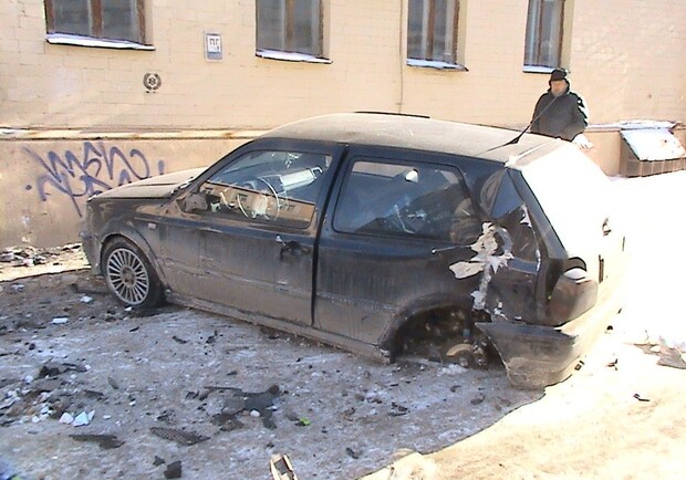 Одна из машин "влетела" в угол дома. Фото с сайта gai.kharkov.ua.