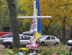 Березовый крест установили на месте разрушенного неизвестными памятника в апреле прошлого года. Фото с сайта comments.ua.