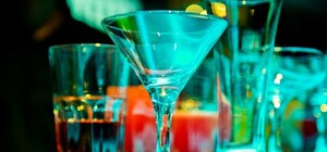 На вечеринке профессиональные бармены подожгли стойку