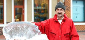 Свинка, козлик и другие домашние животные: как проходил фестиваль ледовых скульптур под Киевом