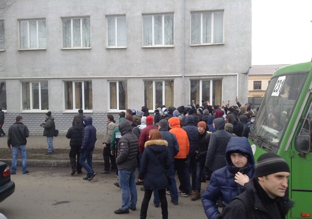 За безопасность курсантов выступили ультрас и активисты Евромайдана . Фото Vgorode. 