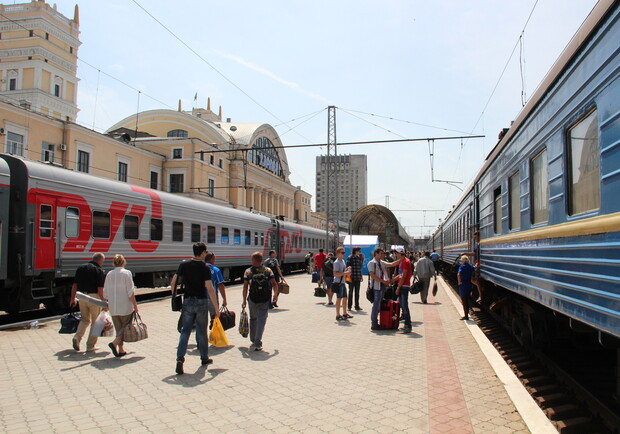 Железнодорожники пускают поезда по другим маршрутам. Фото Vgorode.