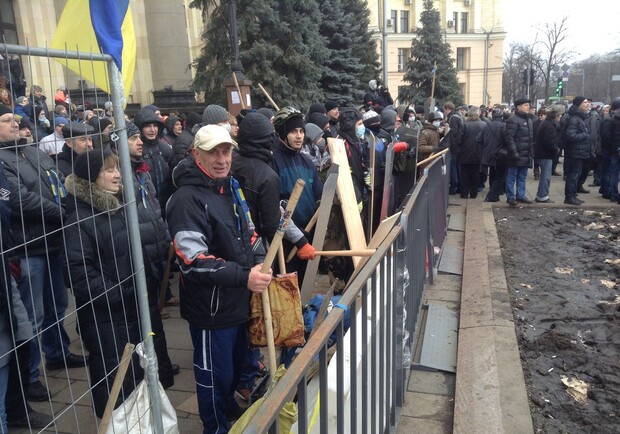 Активисты блокируют здание ХОГА. Фото Vgorode.