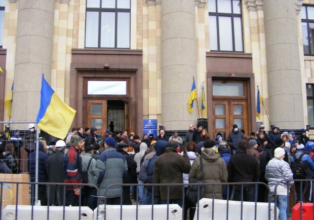 Пока одни стоят на площади, другие - покупают квартиры. Фото Елены Павленко. 