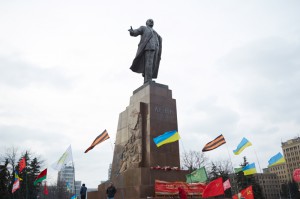 Активисты продолжают дежурить у памятника Ленина. Фото с сайта городского совета. 