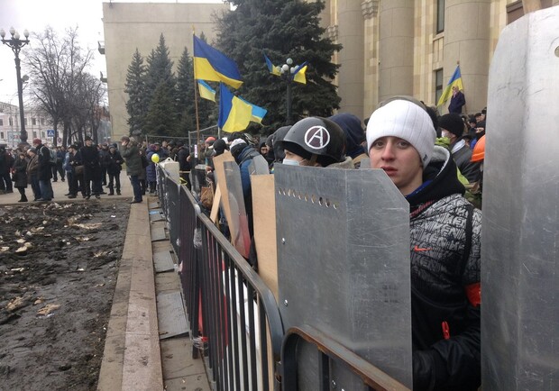 Люди продожают стоять возле ХОГА. Фото Vgorode.
