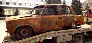 К дверям ГУМВД привезли сгоревший автомобиль