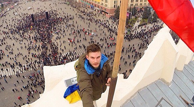 Гражданин России взобрался на ХОГА. Фото Вконтакте. 