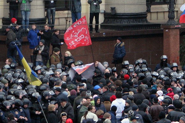 Перед зданием собралось около ста человек с флагами РФ. Фото с сайта glavnoe.ua.