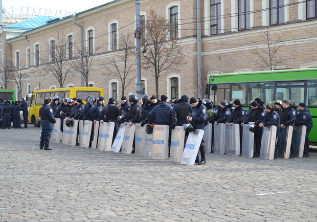 Правоохранители собирались в центре с самого утра. Фото Vgorode.