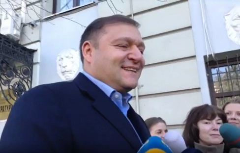 Михаил Добкин у здания прокуратуры. Кадр из видео. 