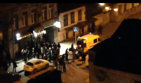 Пострадавших увозят в машинах скорой помощи. Кадр из видео. 