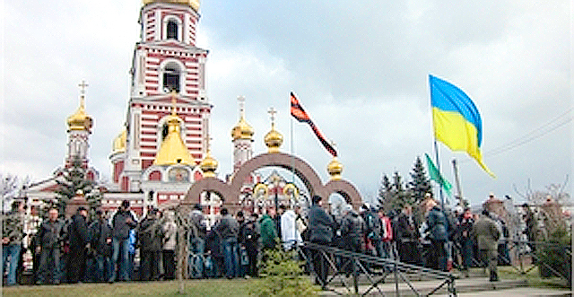 Прощались с убитыми в Пантелеймоновской церкви Харькова. Фото Юрия Зиненко.