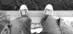 С восьмиметрового недостроенного моста на набережной сбросился 25-летний парень