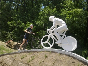 Памятник велосипедисту в Харькове есть, а велодорожек - нет. Фото из соцсетей. 