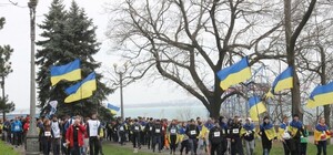 Благодарные ветеранам одесситы пробежали сто километров с флагами Украины