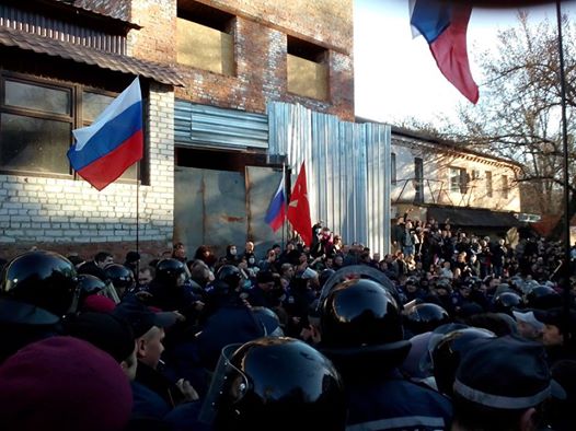 У окруженных участников Евромайдана разбиты головы. Фото Олега Перегона.
