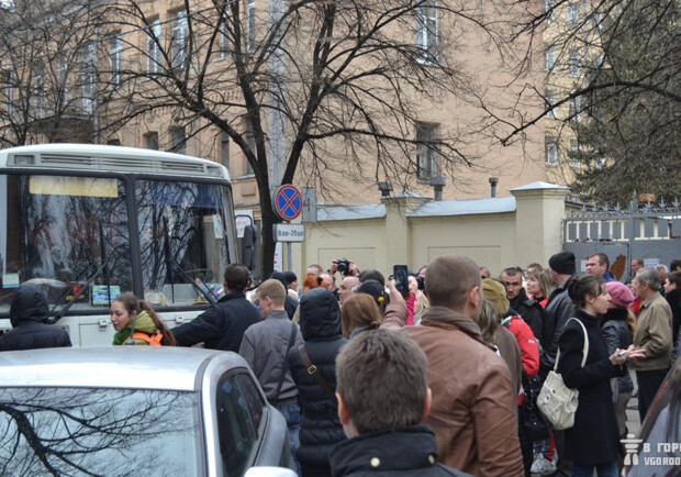 Люди пытались перевернуть автобус. Фото Vgorode.