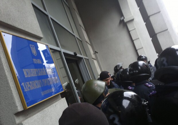 Люди штурмуют мэрию. Фото - mediaport.ua