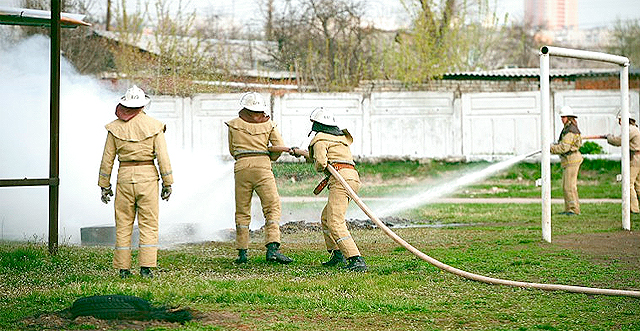 Пожарные на учениях. Фото с сайта горсовета.