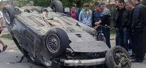 В Одессе водитель BMW сбил девушку, авто перевернулось: 2 человека в больнице