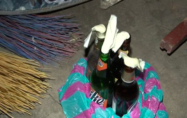 Милиция изъяла у сепаратистов бутылки с зажигательной смесью. Фото с сайта ГУ МВД.