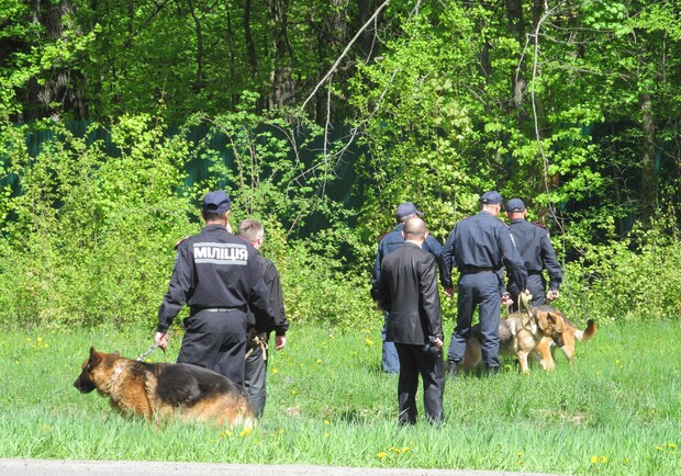 На месте происшествия работает милиция с собаками. Фото Надежды Шостак. 