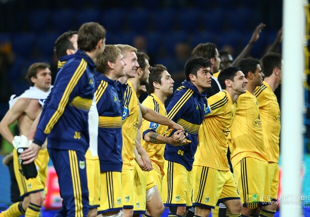 Футболисты благодарят фанатов. Фото с сайта metalist.ua.
