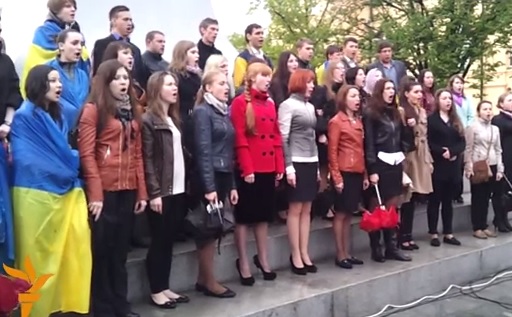 Новость - Люди города - Студенты Харькова спели гимн Украины и призвали к миру